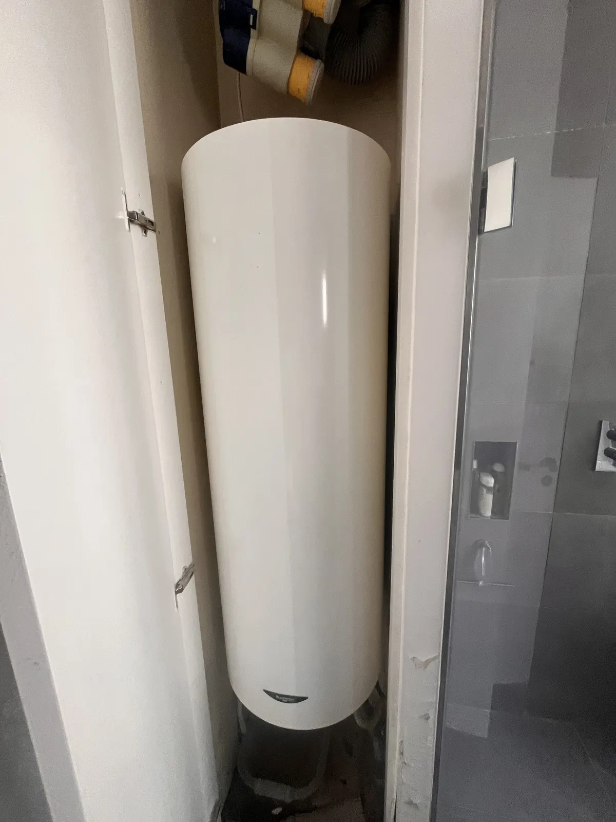 Ancien ballon d'eau chaude 200 litres dans un coffrage décoratif, Paris 8e