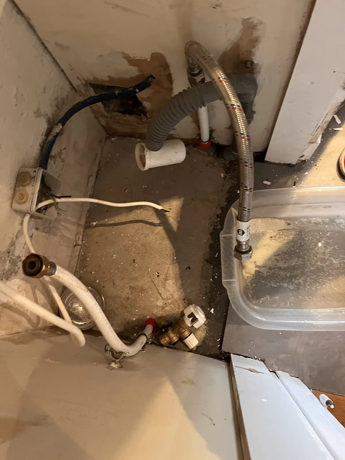 Travaux en cours : tuyauterie déconnectée, dépose de l'ancien ballon