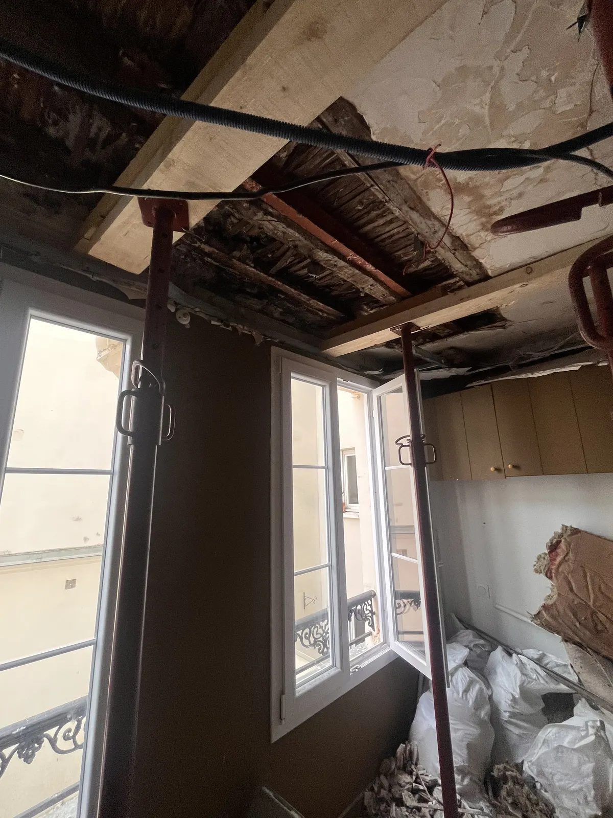 Plafond de chambre effondré suite à dégât des eaux, étais en place, Paris 16e