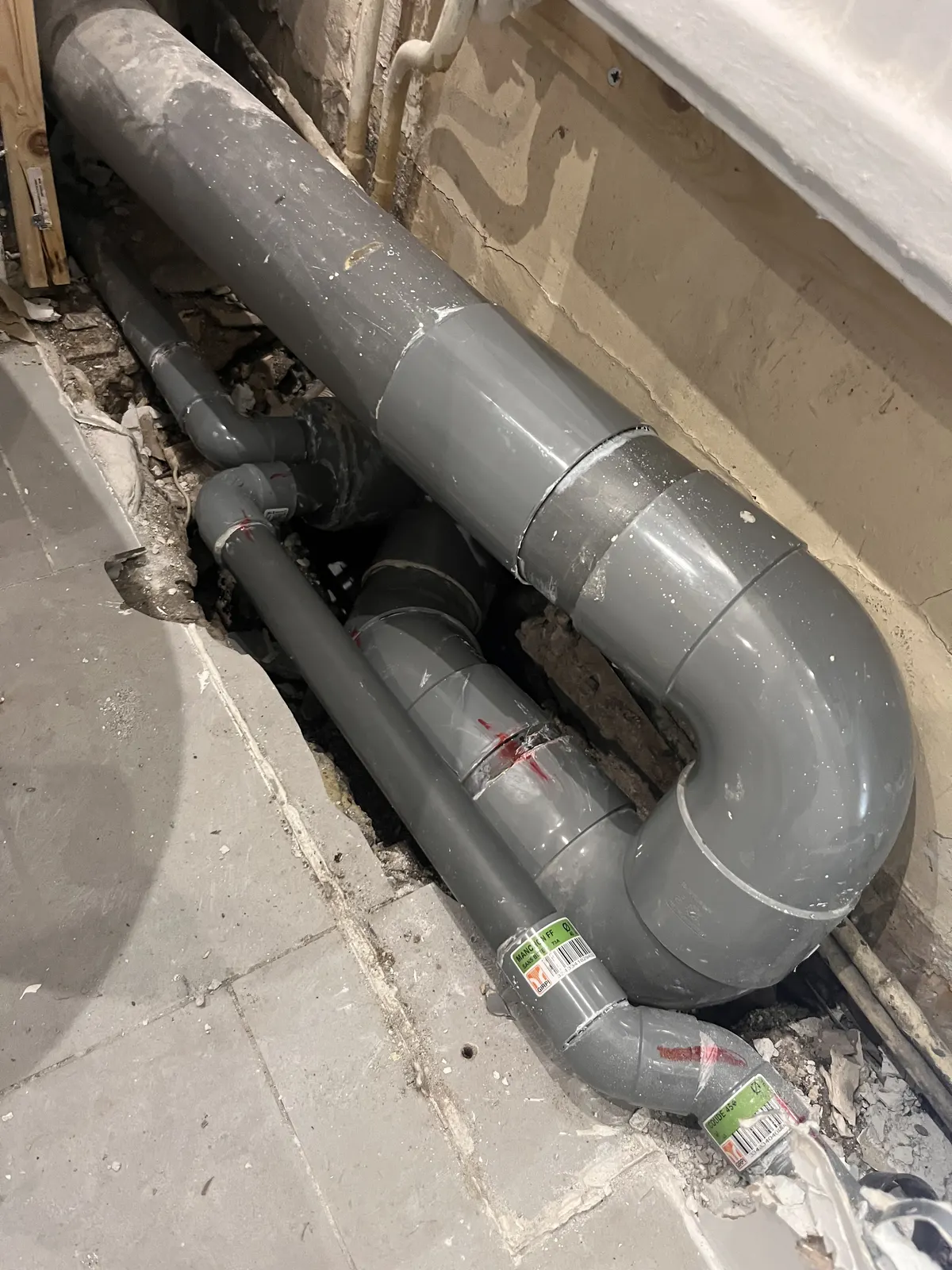 Nouveau circuit d'évacuation PVC installé